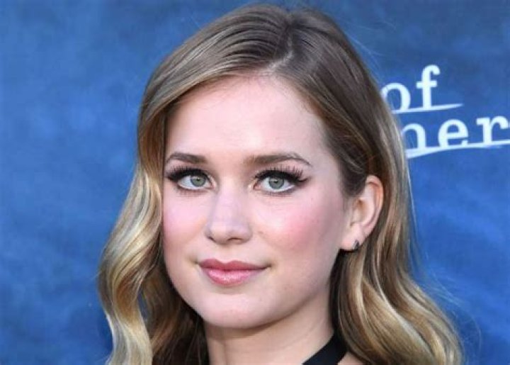 Elizabeth Lail Height, Weight, Measurements, Bra Size, Shoe Size