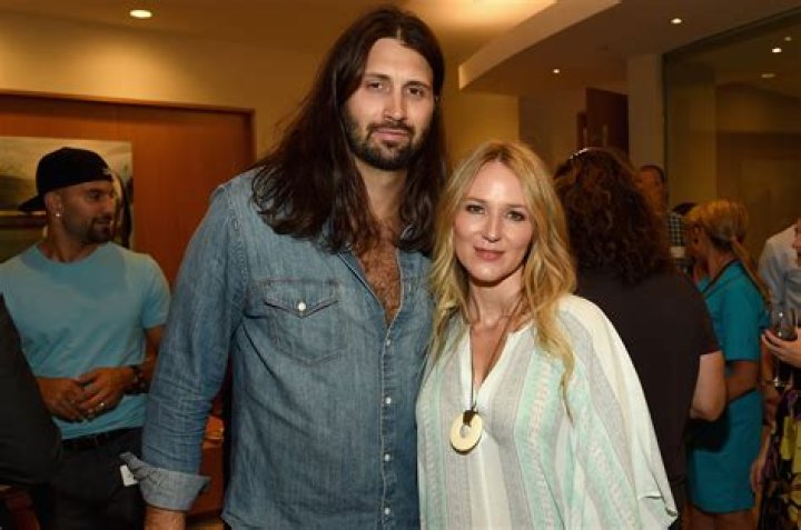 Jewel Kilcher dating 'Charlie Whitehurst'; Know her past married life and wiki facts!