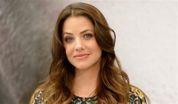 Julie Gonzalo Height, Weight, Measurements, Bra Size, Shoe Size